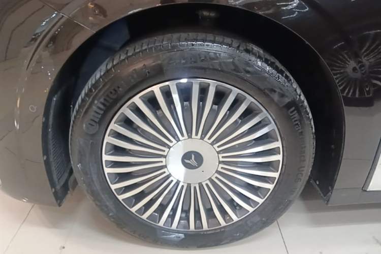 Used VOYAH Dream 2025 PHEV Four-Wheel Drive Prestige Kunpeng Edition Left Front Wheel Hub