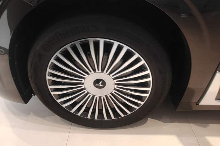 Used VOYAH Dream 2025 PHEV Four-Wheel Drive Prestige Kunpeng Edition Left Front Wheel Hub