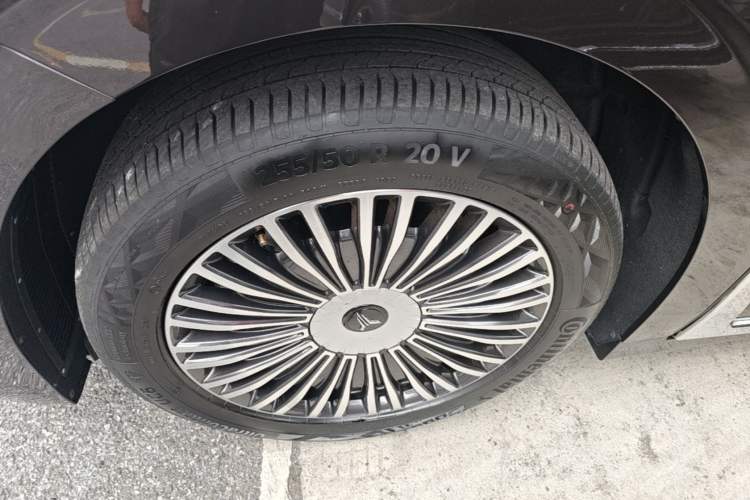 Used VOYAH Dream 2025 PHEV Four-Wheel Drive Prestige Kunpeng Edition Left Front Wheel Hub
