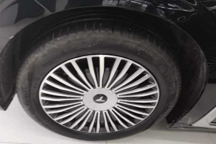 Used VOYAH Dream 2025 PHEV Four-Wheel Drive Prestige Qiankun Edition Left Front Wheel Hub