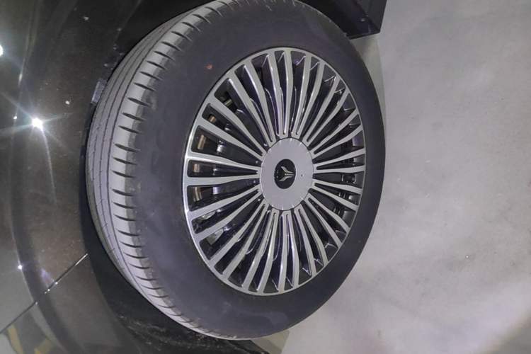 Used VOYAH Dream 2025 PHEV Four-Wheel-Drive Flagship Kunpeng Edition Left Front Wheel Hub