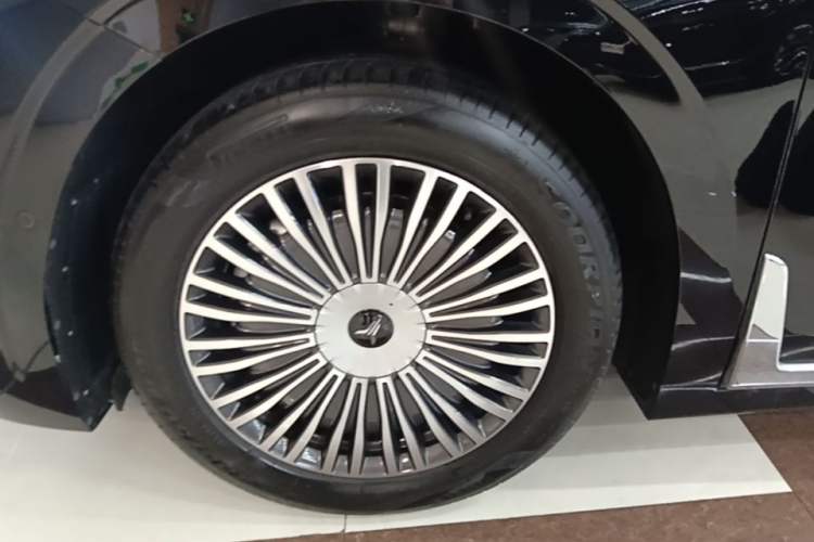 Used VOYAH Dream 2025 PHEV Four-Wheel-Drive Flagship Kunpeng Edition Left Front Wheel Hub