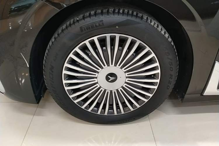 Used VOYAH Dream 2025 PHEV Four-Wheel-Drive Flagship Version – Qiankun Edition Left Front Wheel Hub