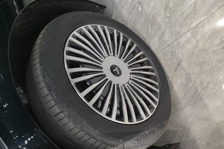Used VOYAH Dream 2025 PHEV Four-Wheel Drive Excellence Qiankun Edition Left Front Wheel Hub