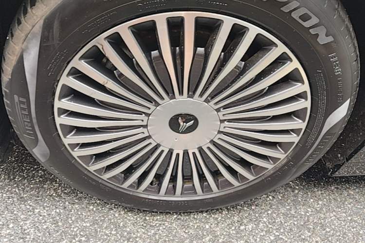 Used VOYAH Dream 2025 PHEV Four-Wheel Drive Prestige Qiankun Edition Left Front Wheel Hub
