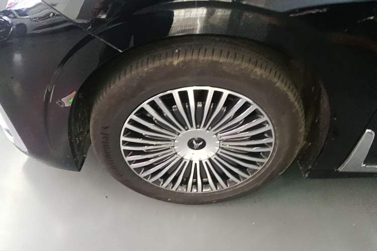 Used VOYAH Dream 2025 PHEV Four-Wheel Drive Prestige Kunpeng Edition Left Front Wheel Hub
