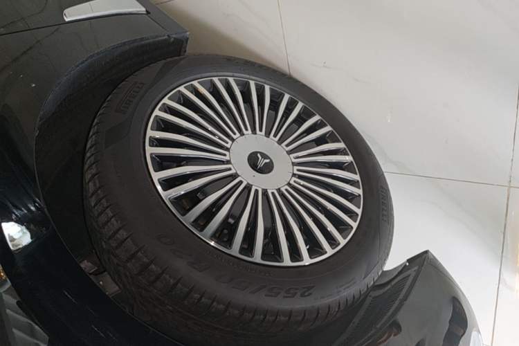 Used VOYAH Dream 2025 PHEV Four-Wheel Drive Prestige Qiankun Edition Left Front Wheel Hub