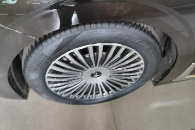 Used VOYAH Dream 2025 PHEV Four-Wheel-Drive Flagship Kunpeng Edition Left Front Wheel Hub