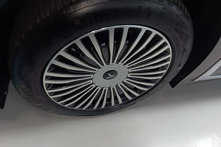 Used VOYAH Dream 2025 PHEV Four-Wheel Drive Prestige Kunpeng Edition Left Front Wheel Hub