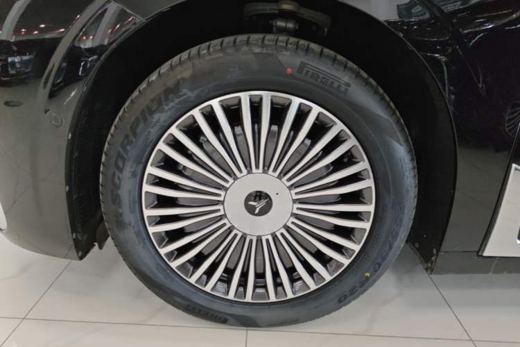 Used VOYAH Dream 2025 PHEV Four-Wheel Drive Prestige Qiankun Edition Left Front Wheel Hub