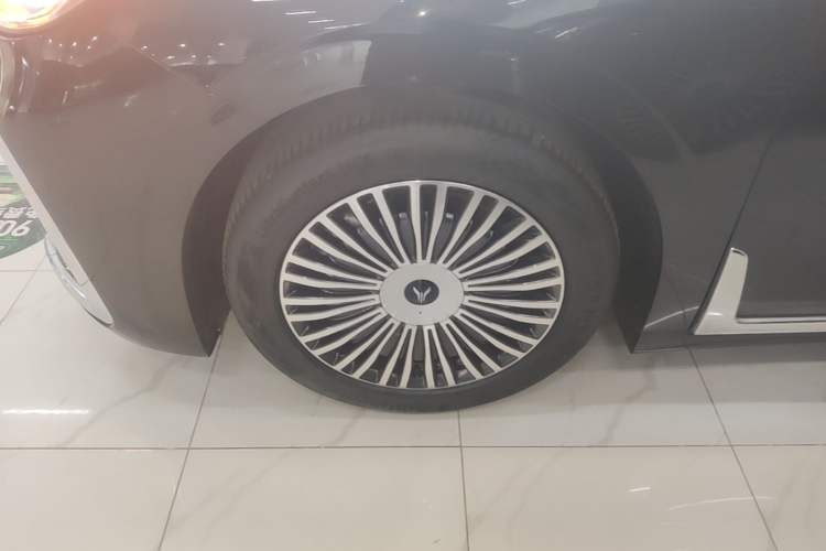 Used VOYAH Dream 2025 PHEV Four-Wheel Drive Prestige Kunpeng Edition Left Front Wheel Hub