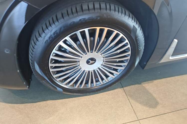 Used VOYAH Dream 2025 PHEV Four-Wheel-Drive Flagship Version – Qiankun Edition Left Front Wheel Hub