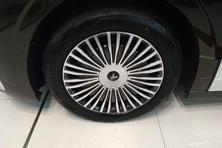 Used VOYAH Dream 2025 PHEV Four-Wheel Drive Prestige Kunpeng Edition Left Front Wheel Hub