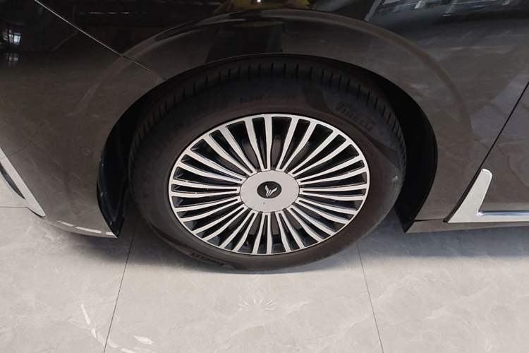 Used VOYAH Dream 2025 PHEV Four-Wheel-Drive Flagship Kunpeng Edition Left Front Wheel Hub