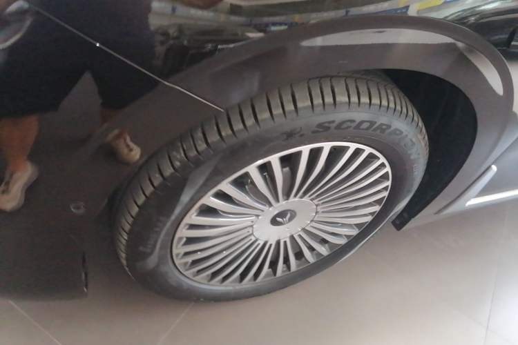 Used VOYAH Dream 2025 PHEV Four-Wheel Drive Prestige Qiankun Edition Left Front Wheel Hub
