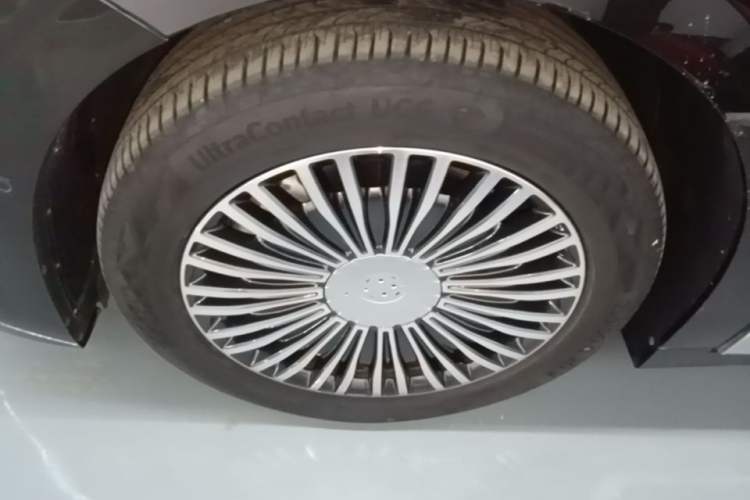 Used VOYAH Dream 2025 PHEV Four-Wheel Drive Prestige Kunpeng Edition Left Front Wheel Hub