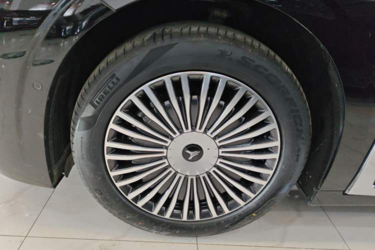 Used VOYAH Dream 2025 PHEV Four-Wheel Drive Prestige Qiankun Edition Left Front Wheel Hub
