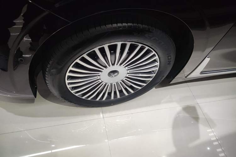 Used VOYAH Dream 2025 PHEV Four-Wheel Drive Excellence Kunpeng Edition Left Front Wheel Hub