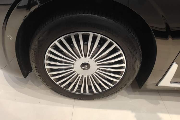 Used VOYAH Dream 2025 PHEV Four-Wheel Drive Prestige Kunpeng Edition Left Front Wheel Hub