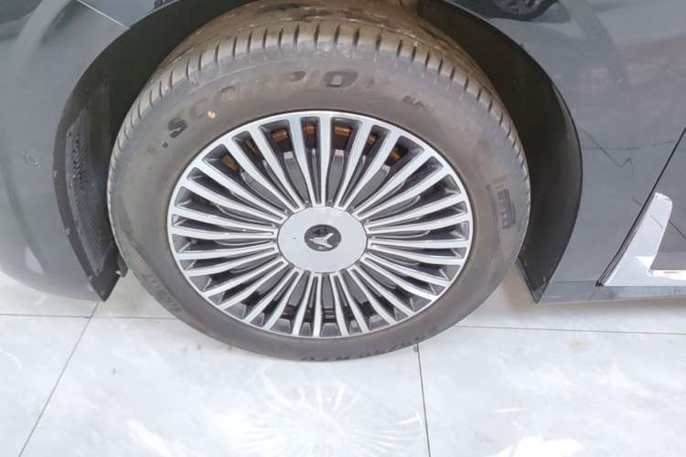 Used VOYAH Dream 2025 PHEV Four-Wheel Drive Prestige Qiankun Edition Left Front Wheel Hub