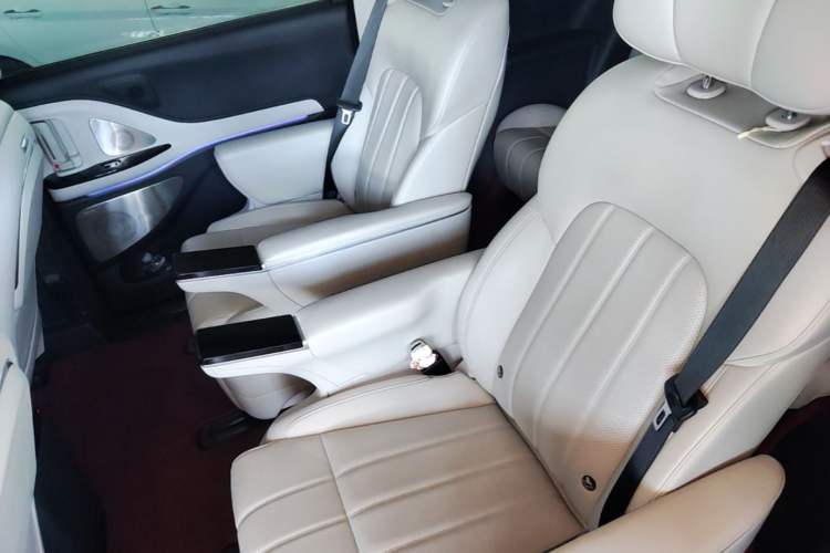 Used VOYAH Dream 2025 PHEV Four-Wheel Drive Prestige Kunpeng Edition Left Rear Seat