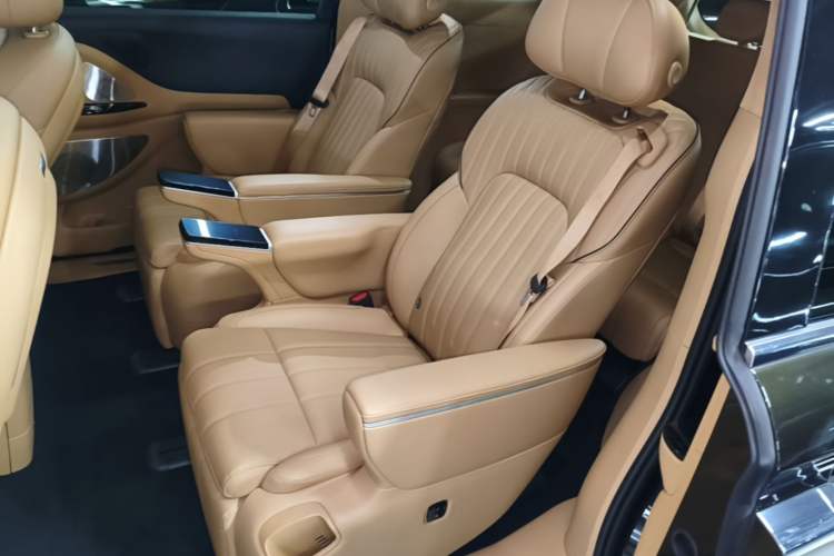 Used VOYAH Dream 2025 PHEV Four-Wheel-Drive Flagship Kunpeng Edition Left Rear Seat