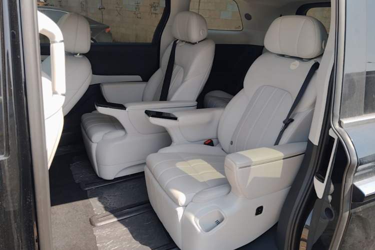 Used VOYAH Dream 2025 PHEV Four-Wheel Drive Prestige Qiankun Edition Left Rear Seat