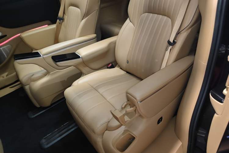 Used VOYAH Dream 2025 PHEV Four-Wheel-Drive Flagship Kunpeng Edition Left Rear Seat