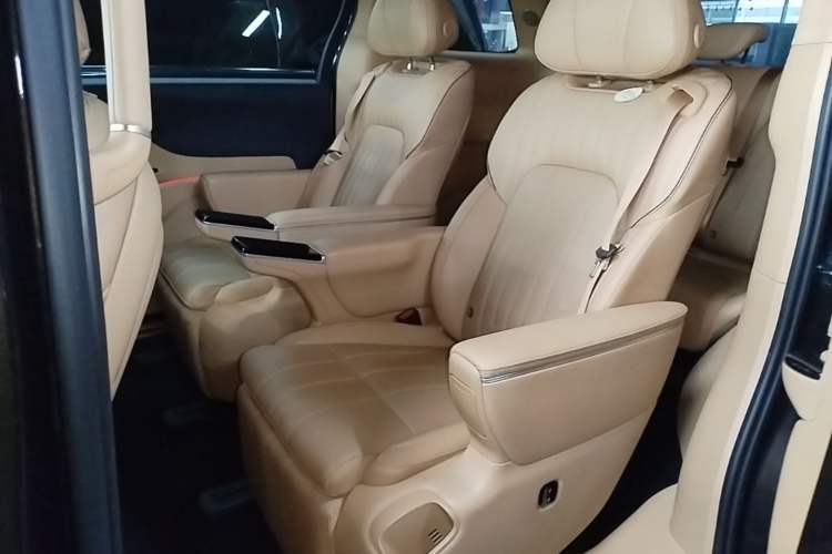 Used VOYAH Dream 2025 PHEV Four-Wheel-Drive Flagship Kunpeng Edition Left Rear Seat