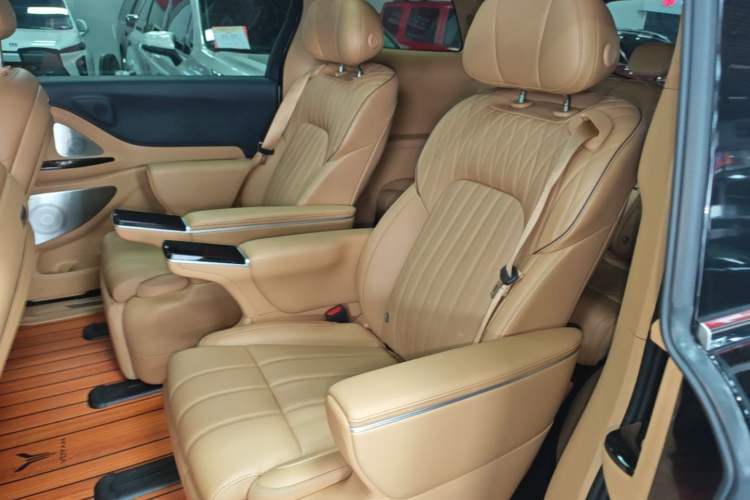 Used VOYAH Dream 2025 PHEV Four-Wheel-Drive Flagship Version – Qiankun Edition Left Rear Seat