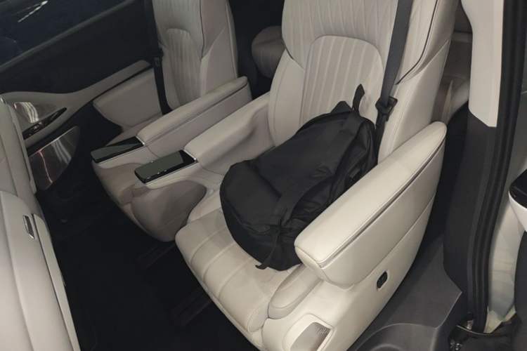 Used VOYAH Dream 2025 EV Four-Wheel-Drive Flagship Qiankun Version Left Rear Seat