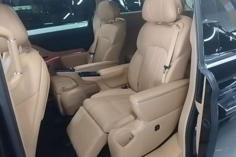 Used VOYAH Dream 2025 PHEV Four-Wheel Drive Prestige Kunpeng Edition Left Rear Seat