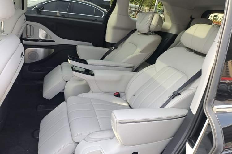 Used VOYAH Dream 2025 PHEV Four-Wheel Drive Prestige Kunpeng Edition Left Rear Seat