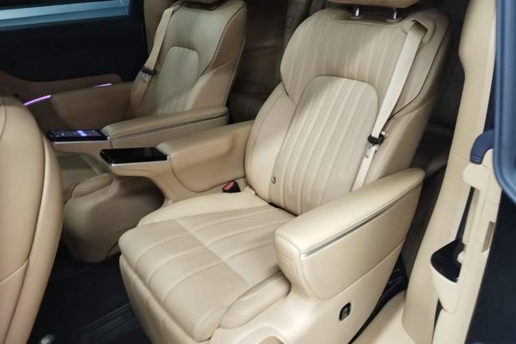 Used VOYAH Dream 2025 PHEV Four-Wheel-Drive Flagship Kunpeng Edition Left Rear Seat