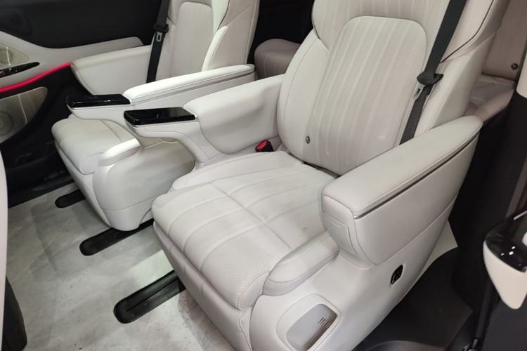 Used VOYAH Dream 2025 PHEV Four-Wheel-Drive Flagship Version – Qiankun Edition Left Rear Seat
