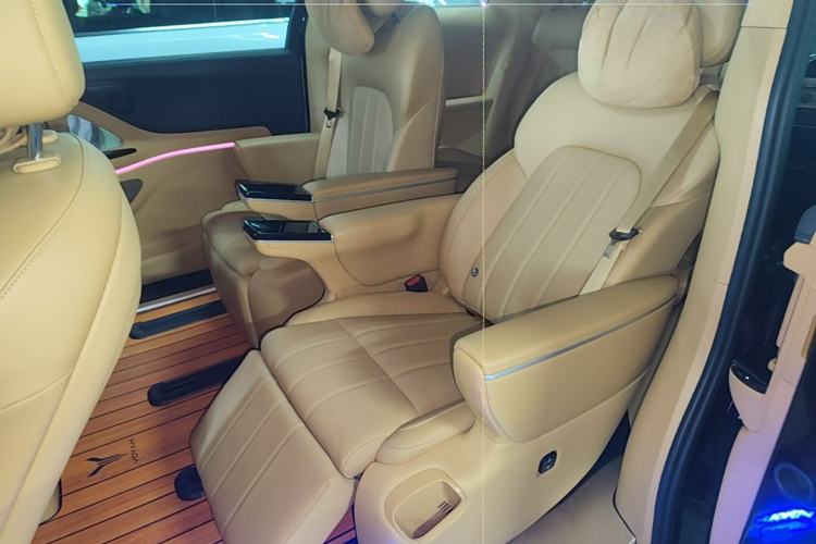 Used VOYAH Dream 2025 PHEV Four-Wheel Drive Prestige Kunpeng Edition Left Rear Seat