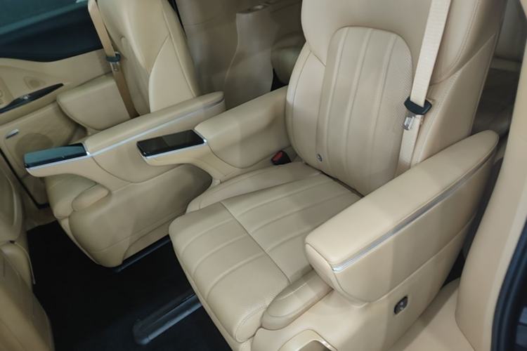 Used VOYAH Dream 2025 PHEV Four-Wheel Drive Excellence Qiankun Edition Left Rear Seat