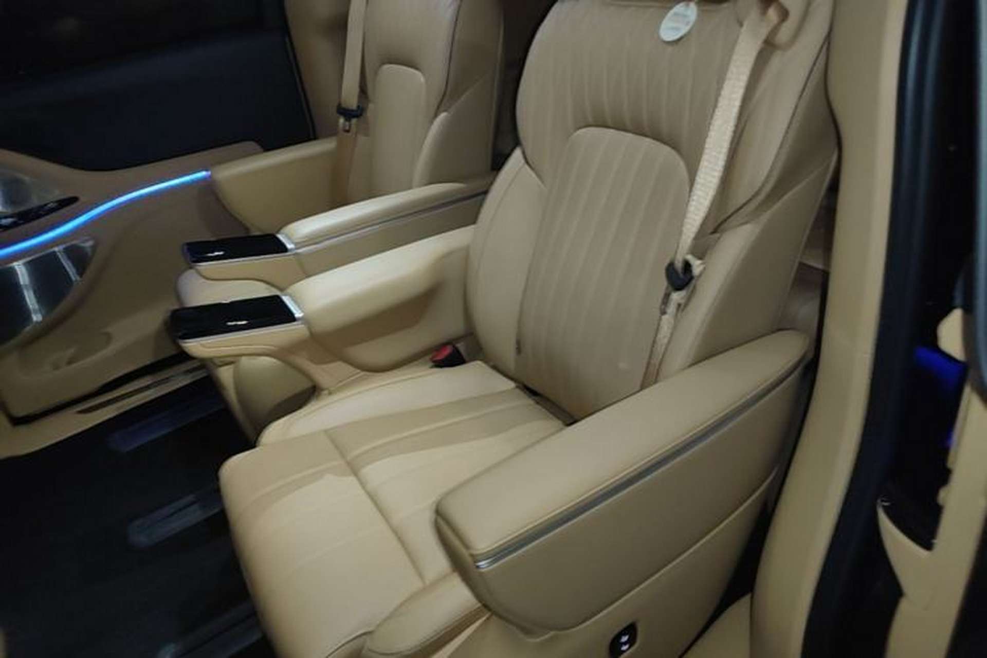 Used VOYAH Dream 2025 PHEV Four-Wheel-Drive Flagship Kunpeng Edition Left Rear Seat