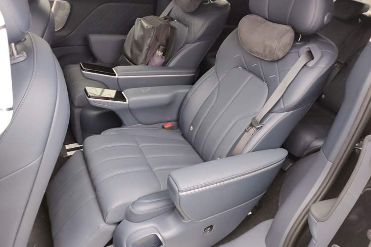 Used VOYAH Dream 2025 PHEV Four-Wheel-Drive Flagship Version – Qiankun Edition Left Rear Seat