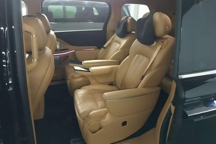 Used VOYAH Dream 2025 PHEV Four-Wheel Drive Prestige Qiankun Edition Left Rear Seat