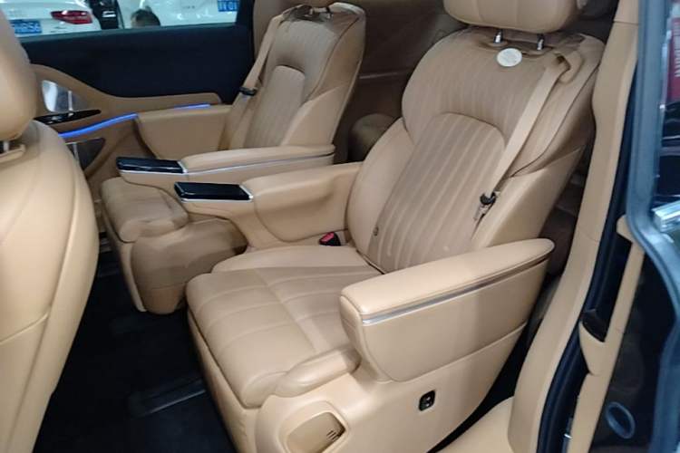 Used VOYAH Dream 2025 PHEV Four-Wheel-Drive Flagship Kunpeng Edition Left Rear Seat