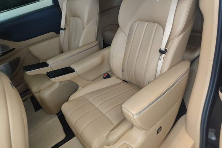 Used VOYAH Dream 2025 PHEV Four-Wheel Drive Prestige Kunpeng Edition Left Rear Seat