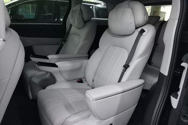 Used VOYAH Dream 2025 PHEV Four-Wheel Drive Excellence Kunpeng Edition Left Rear Seat