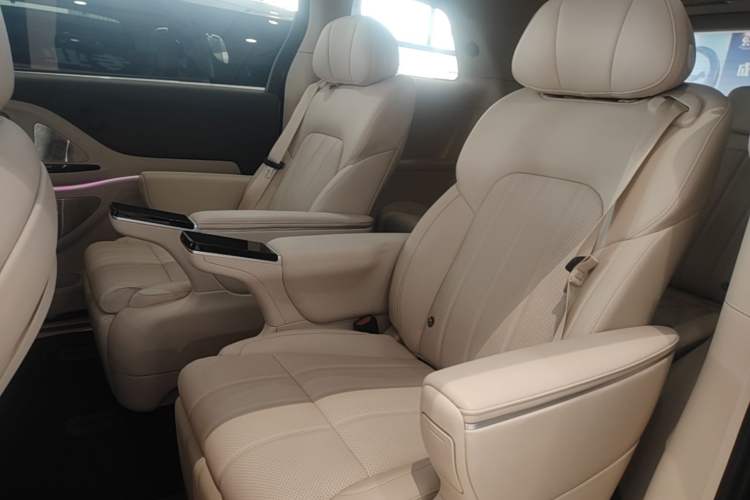 Used VOYAH Dream 2025 PHEV Four-Wheel Drive Prestige Kunpeng Edition Left Rear Seat
