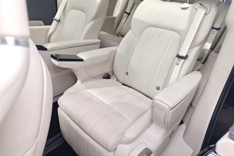 Used VOYAH Dream 2025 PHEV Four-Wheel Drive Prestige Kunpeng Edition Left Rear Seat