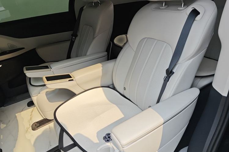 Used VOYAH Dream 2025 EV Four-Wheel Drive Excellence Kunpeng Edition Left Rear Seat