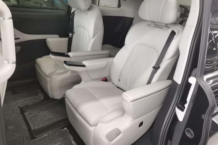 Used VOYAH Dream 2025 PHEV Four-Wheel Drive Prestige Qiankun Edition Left Rear Seat