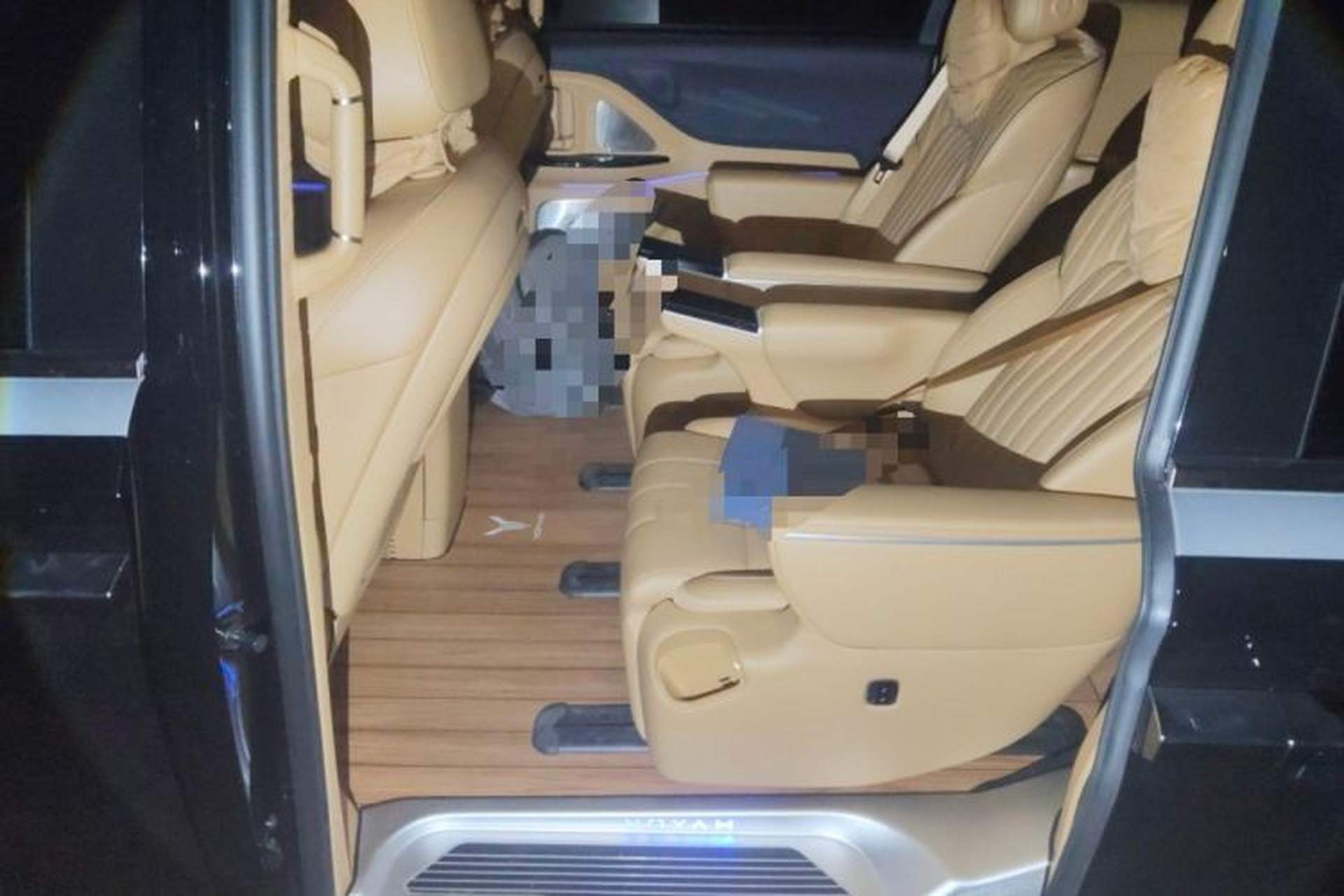 Used VOYAH Dream 2025 PHEV Four-Wheel-Drive Flagship Version – Qiankun Edition Left Rear Seat