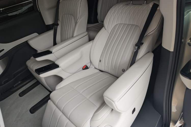 Used VOYAH Dream 2025 EV Four-Wheel-Drive Flagship Qiankun Version Left Rear Seat