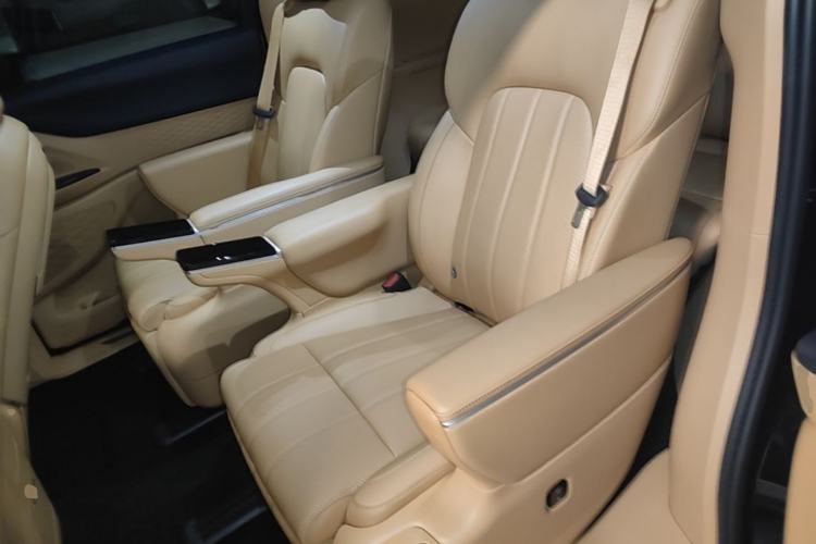 Used VOYAH Dream 2025 PHEV Four-Wheel Drive Excellence Qiankun Edition Left Rear Seat